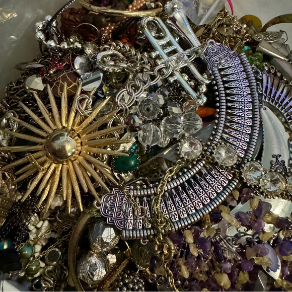 Huge 5 LB “POSH PERFECTLY” jewelry mystery box~ Gold & Silver jewelry - Picture 3 of 11